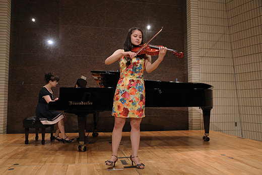 バイオリン発表会のソロ演奏者の全景写真