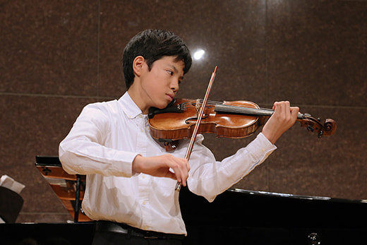 バイオリン発表会のソロ演奏者のアップ写真