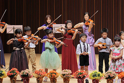 バイオリン発表会の全員合奏のアップ写真1