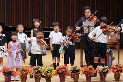バイオリン発表会の全員合奏のアップ写真3