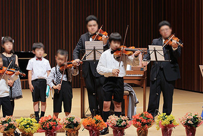 バイオリン発表会の全員合奏のアップ写真4